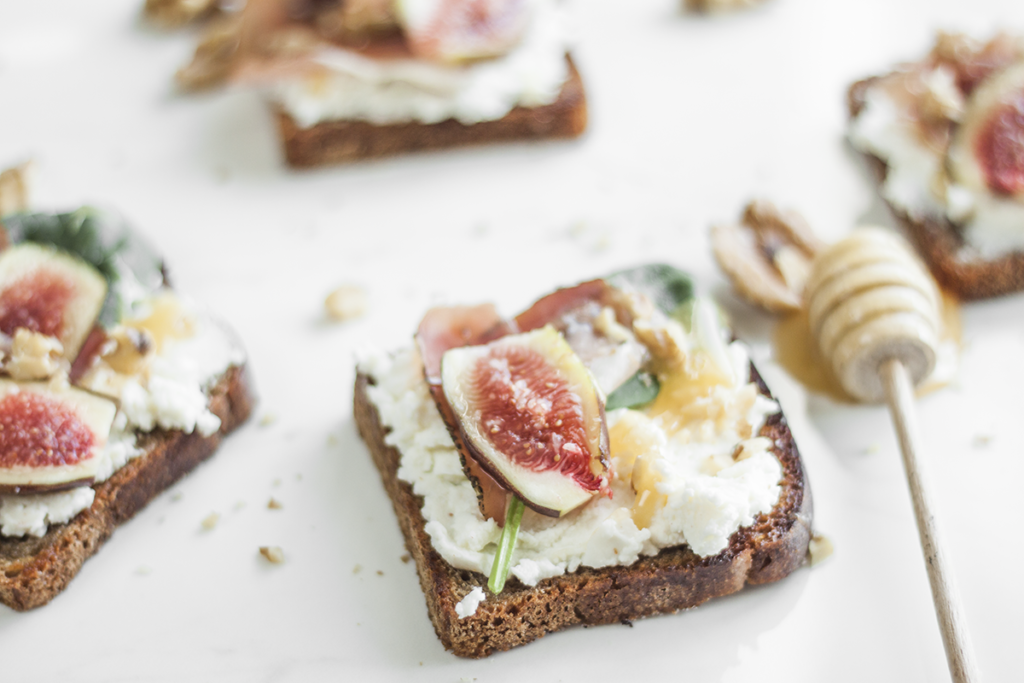 Grzanki z Prosciutto, Ricottą, Figą i Miodem