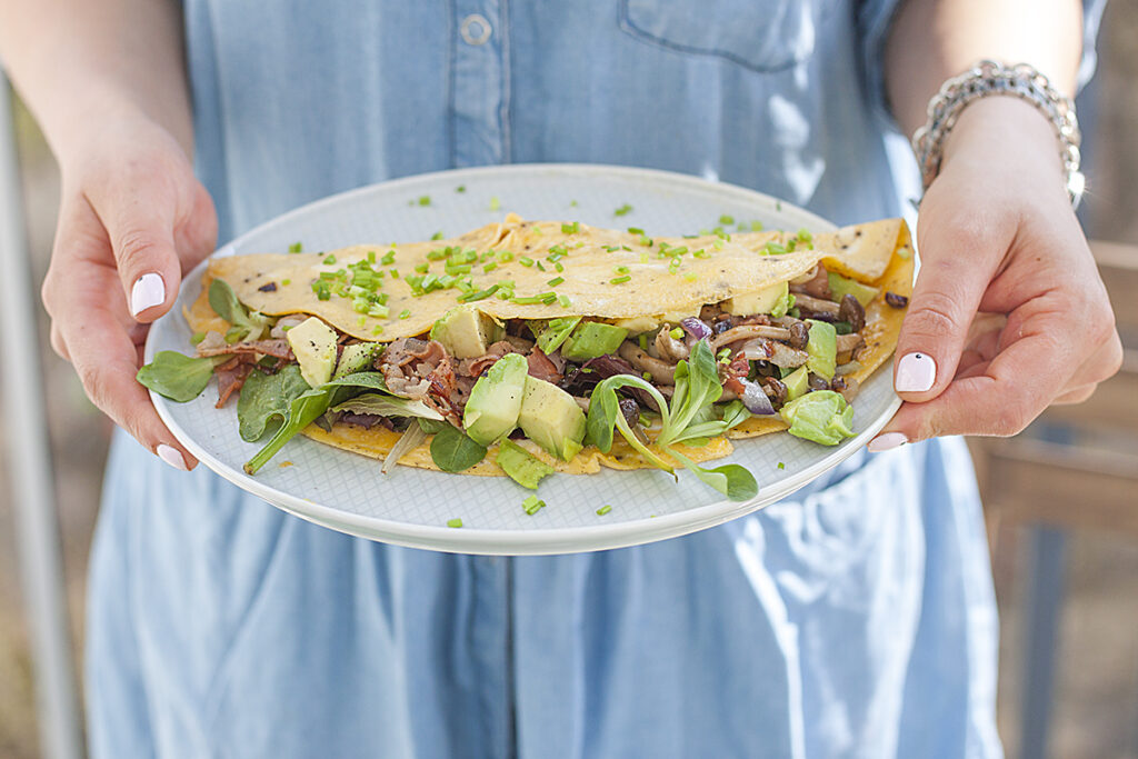 Omlet z Grzybami, Serem Kozim, Szynka Szwarcwaldzką i Awokado