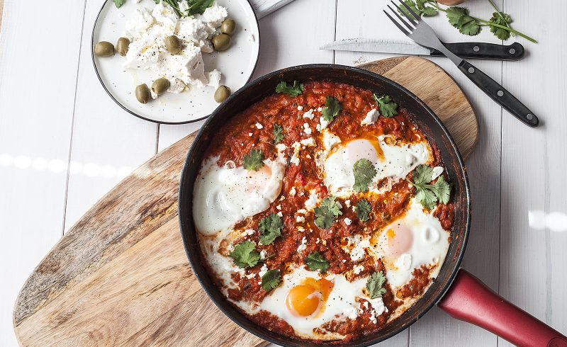 Shakshouka z Czerwonymi Warzywami i Fetą