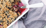 Crumble-ze-Śliwkami,-Truskawkami-i-Jagodami