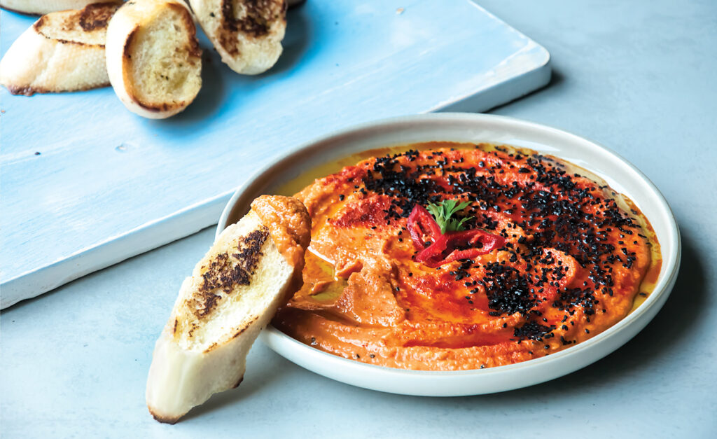 Domowy hummus z pieczoną papryką, chilli i czarnuszką