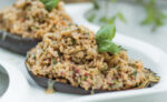 weganski faszerowany baklazan z kasza bulgur, warzywami i tahini