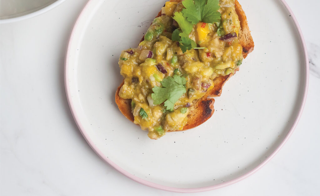 domowe guacamole z mango, chilli i awokado