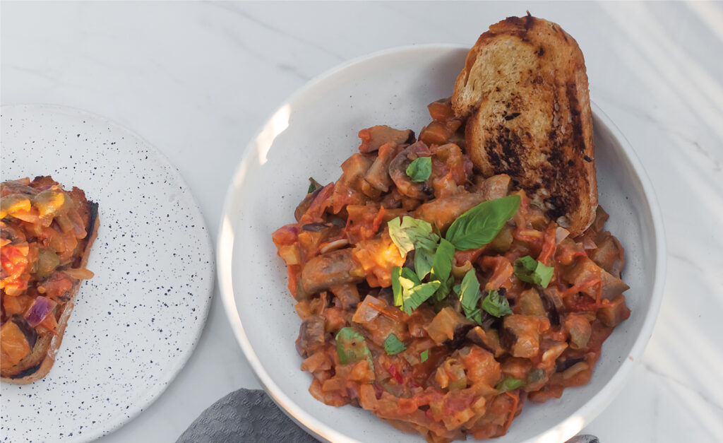 caponata z mascarpone czyl gulasz z baklazanem, pomidorami i pieczarkami