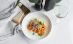tagliatelle z suszonymi pomidorami, bazylia i parmezanem