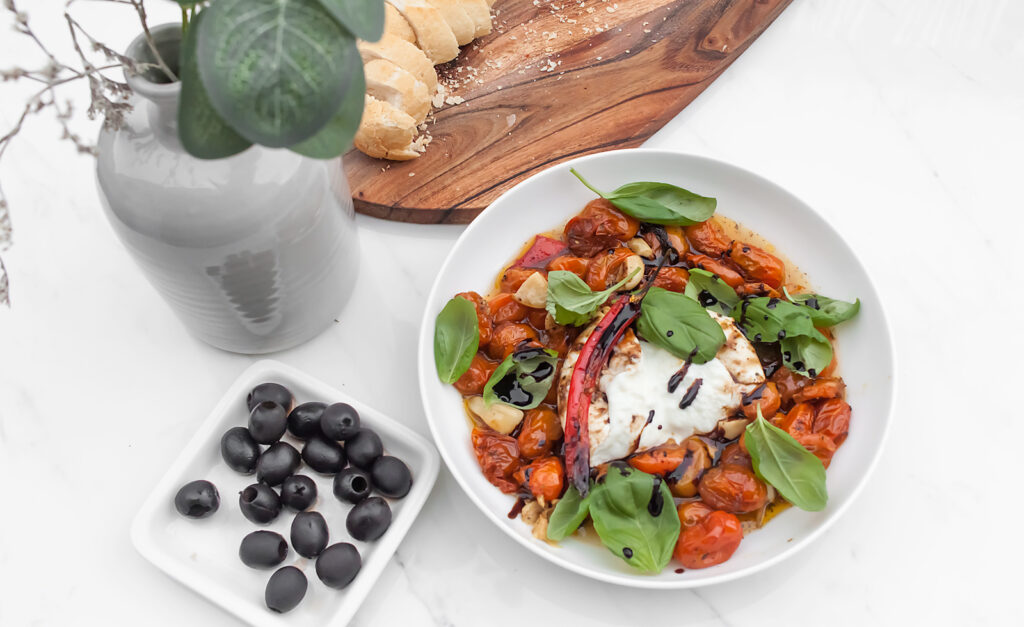 burrata z pieczonymi pomidorami i czosnkiem