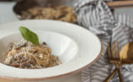 makaron z pieczarkami w sosie smietanowym z parmezanem i pietruszka