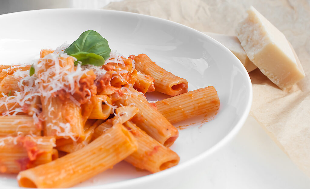 rigatoni z chorizo w sosie pomidorowym z parmezanem