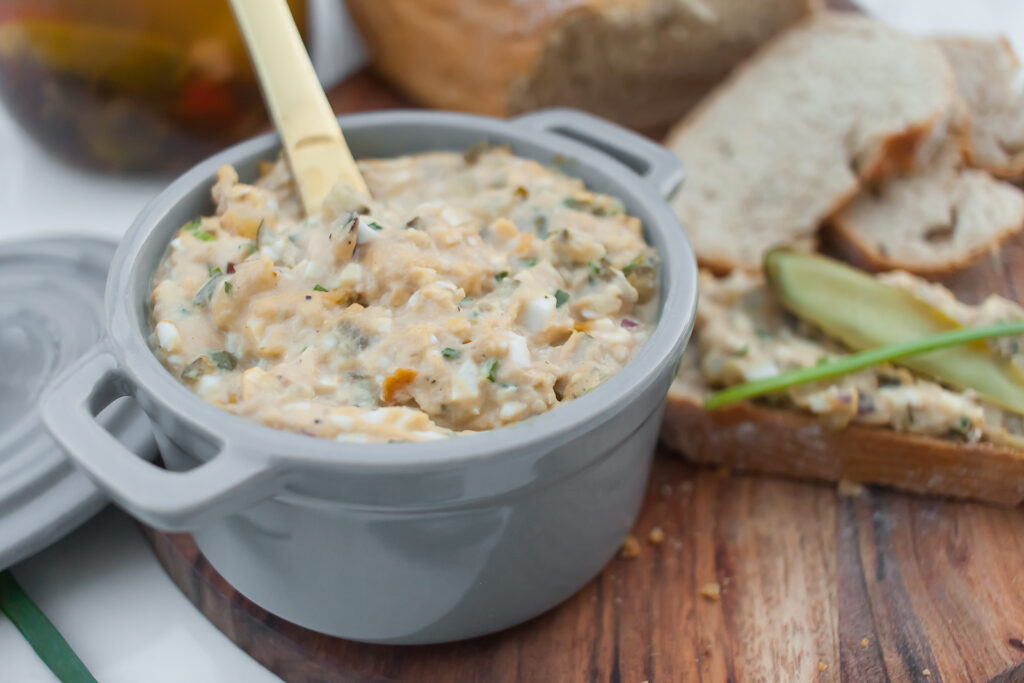 pasta do chleba z tunczykiem, jajkami i kaparami