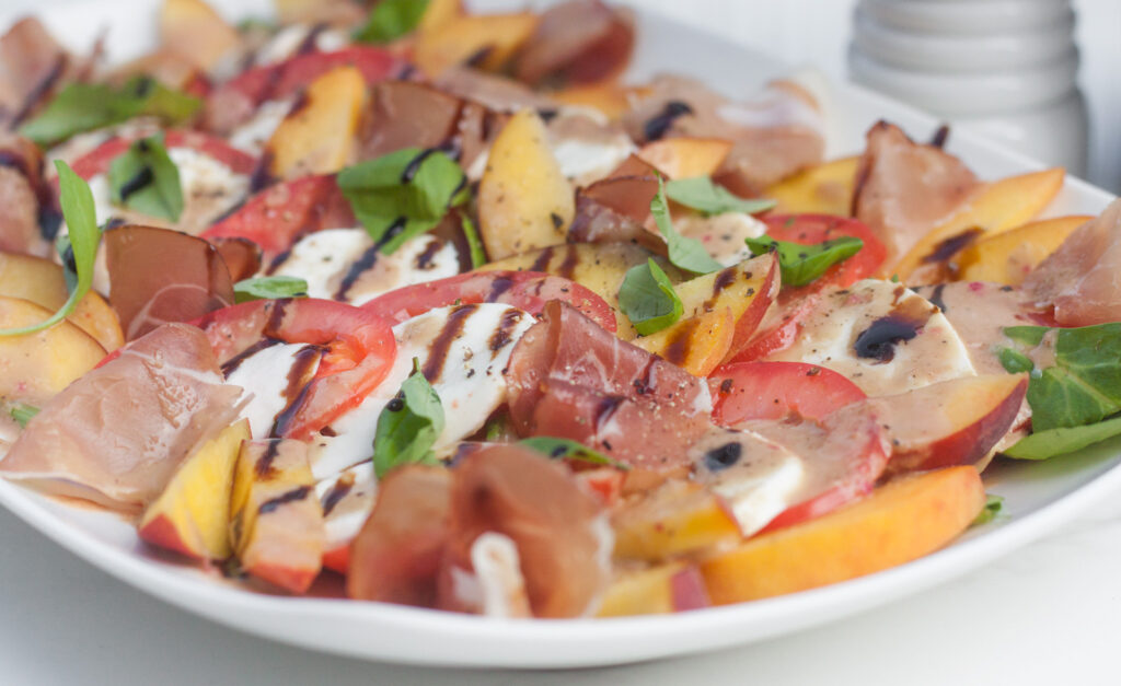sałatka z mozzarellą, brzoskwiniami i prosciutto