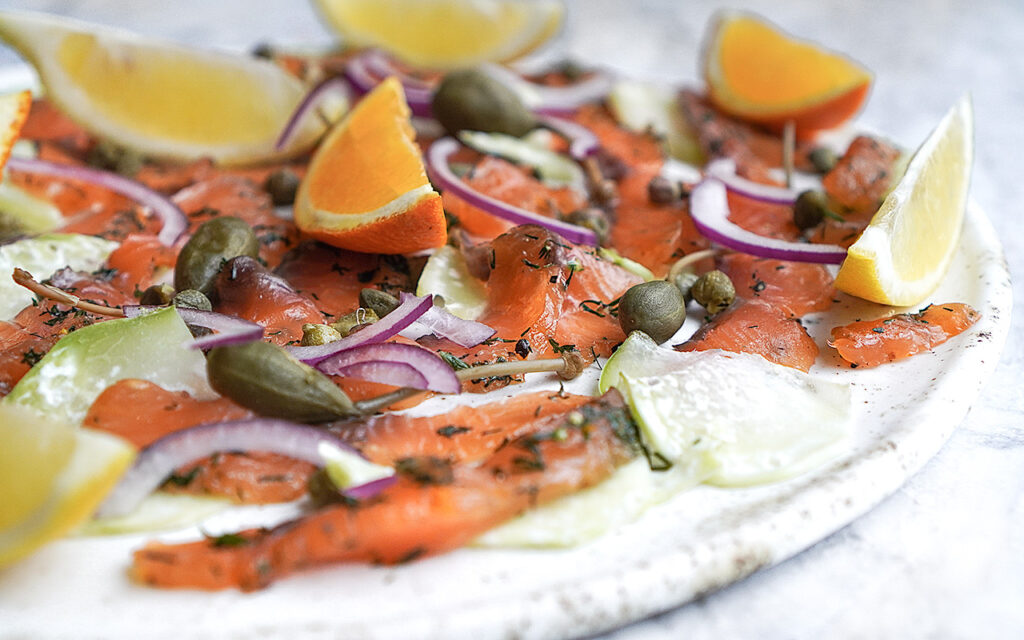 gravlax czyli łosoś marynowany w soli, cukrze, wódce i koperku