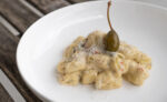 gnocchi w białym sosie z gorgonzolą, szynką parmeńską, chilli i kaparami