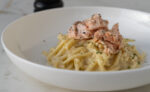 spaghetti alfredo z pieczonym łososiem, masłem i parmezanemnym nym