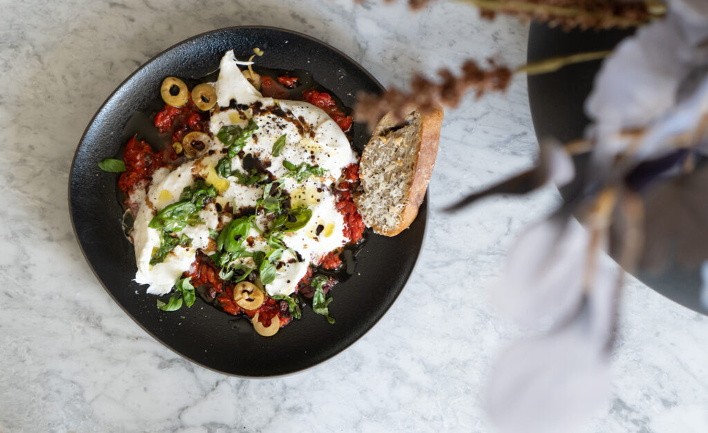 robiąca wrażenie przekąska - burrata z pieczoną papryką