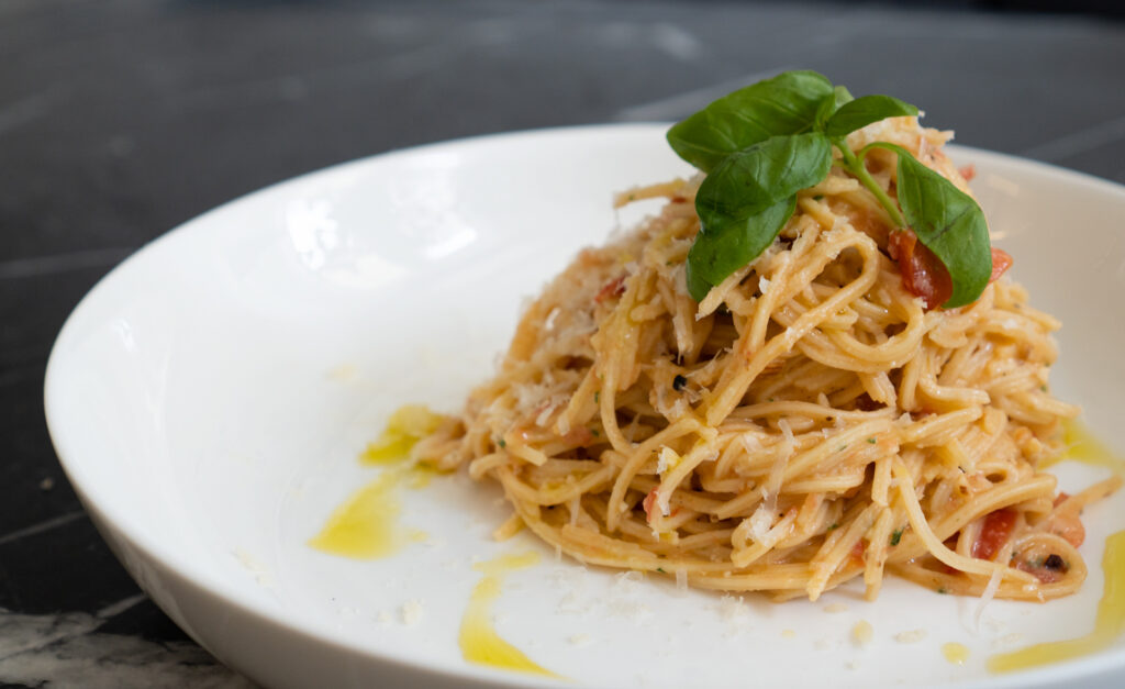 pasta pesto trapanese czyli makaron z sosem na zimno bez gotowania