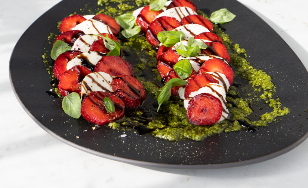 caprese z truskawkami i zielonym pesto
