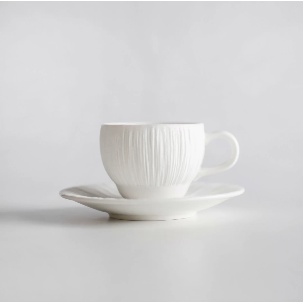 biała elegancka porcelanowa filiżanka do espresso