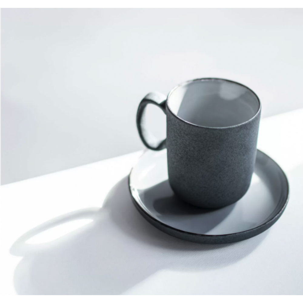 czarny minimalistyczny kubek porcelanowy