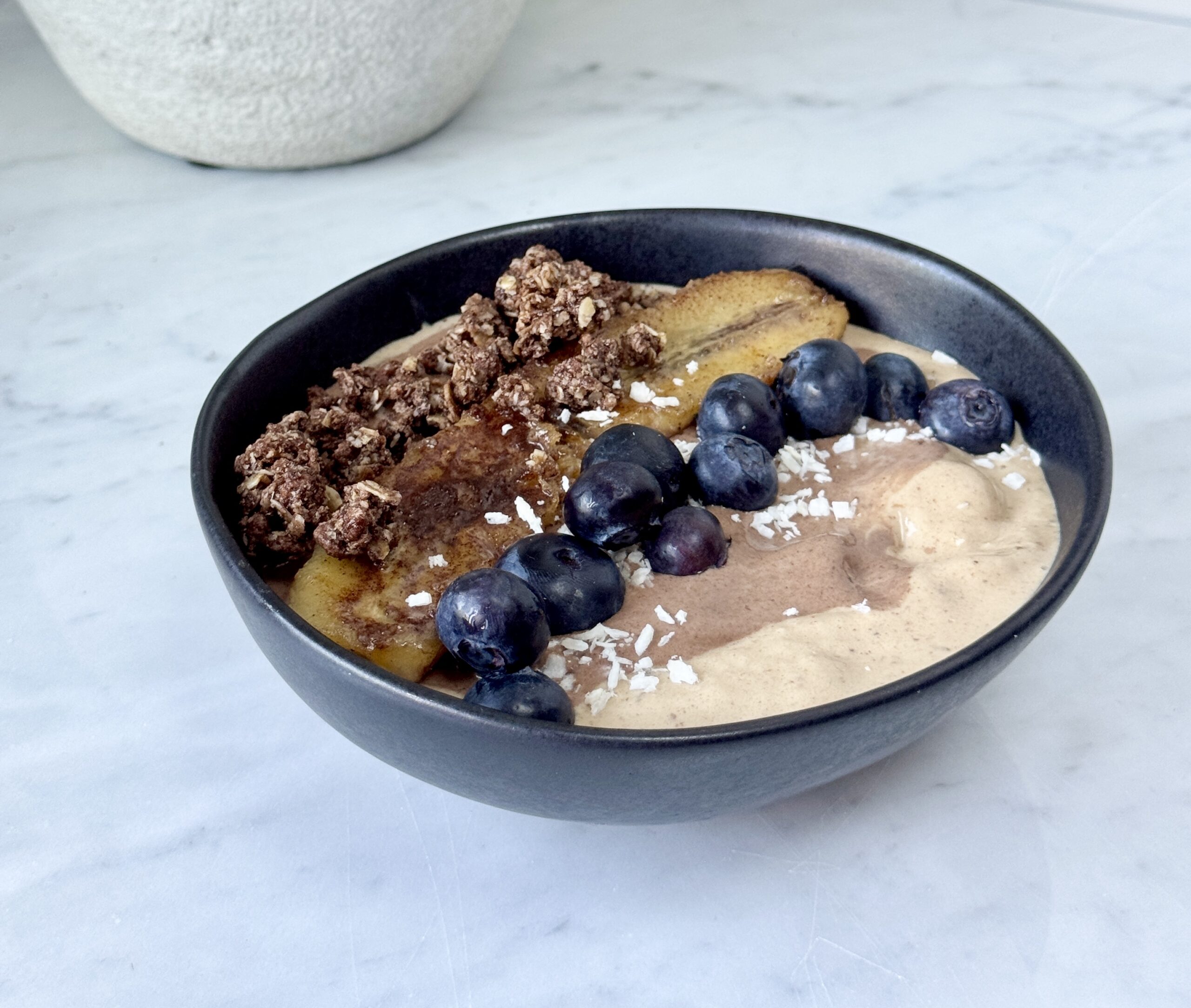 smoothie bowl bananowe z karmelizowanym bananem