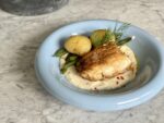 dorsz z sosem śmietankowm parmezanem i fasolką